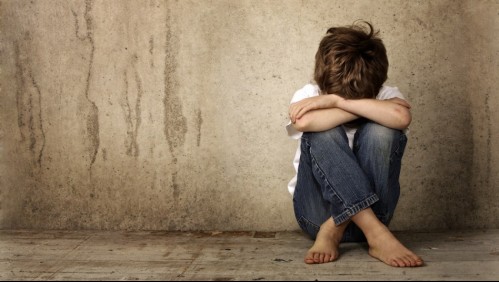 'En invierno lo hacía dormir en la terraza': padre es acusado de maltratar a su hijo de 10 años por no hacer la tarea