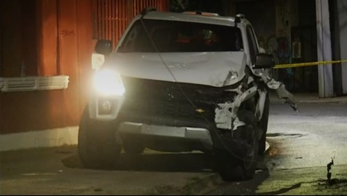 Conductor chocó tras intento de intento de robo en Recoleta: Derribó un poste y terminó al interior de una automotora