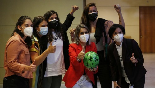 'Emparejamos la cancha': Aprueban ley que exige contratos en el fútbol femenino