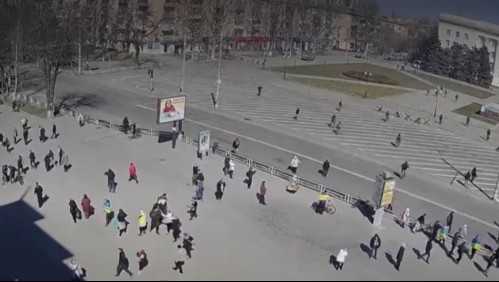 Disparando a niños y adultos ucranianos: Tropas rusas dispersan manifestación en ciudad de Jerson