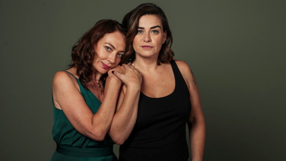 Volvió Flaviera: Ingrid Cruz y Patricia Rivadeneira sorprenden con tierno beso en los premios Caleuche
