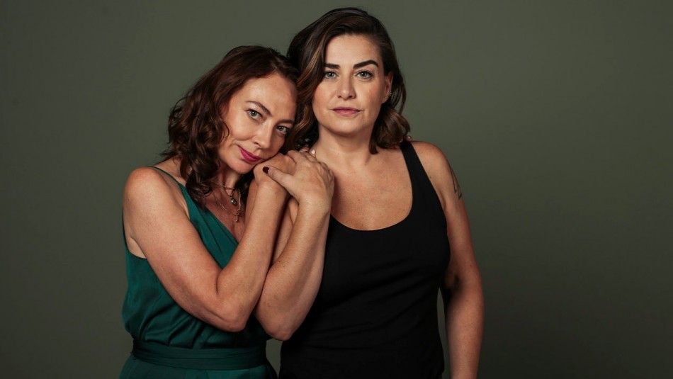 Volvió Flaviera: Ingrid Cruz y Patricia Rivadeneira sorprenden con tierno beso en los premios Caleuche Volvió Flaviera: Ingrid Cruz y Patricia Rivadeneira sorprenden con tierno beso en los premios Caleuche