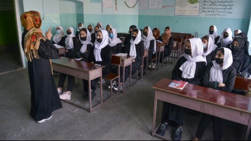 'Las mentalidades no están preparadas': Talibanes cierran los colegios para las jóvenes mujeres
