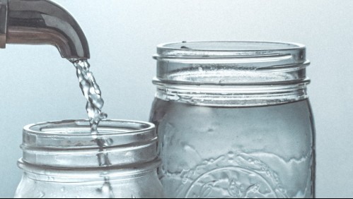 ¿Mito o realidad? Médico explica si tomar agua purificada ayuda a evitar cálculos renales