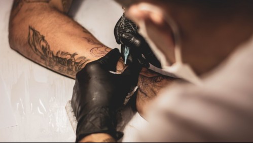 ¿Cuánto tiempo debo esperar para donar sangre si me hice un tatuaje?