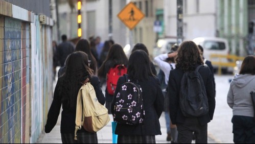 'La llevó engañada a la sala': Padre denuncia que su hija fue violada en liceo de Renca por otro estudiante