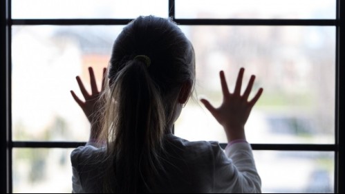 Ya había sido agredida antes: Detienen a una madre y a su pareja acusadas de golpear a su hija de 4 años