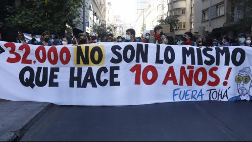 Estudiantes marchan por la Alameda para pedir el reajuste de beca Junaeb