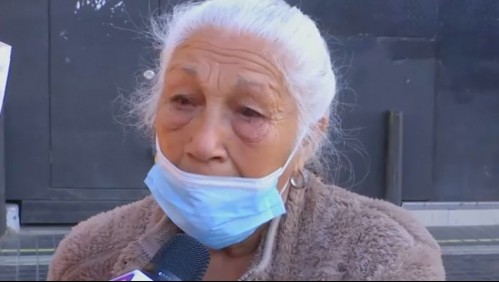 Mujer de 77 años vende ropa en el Metro y debe $600 mil de agua: 'Se me hace difícil porque tengo niñas que criar'