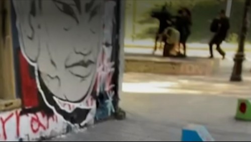 Nuevo video revela incidente en marcha por la Alameda donde carabinero usó su arma de servicio