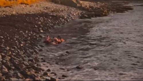 Acusado de homicidio se lanza al mar y nada más de 300 metros tratando de escapar de la policía