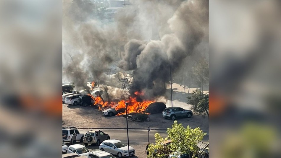 Incendio consume cuatro vehículos estacionados en Independencia