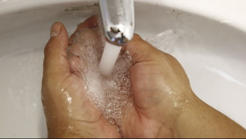 'Uno no está preparado': ciudadanía teme racionamiento del agua y autoridades estudian impuestos al uso