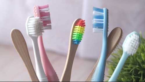 Estos son 3 métodos con los que puedes limpiar tu cepillo de dientes