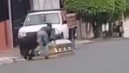Video muestra momento exacto en que hombre arrastra por la calle un ataúd que robó desde un cementerio