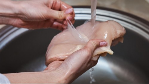 ¿Lo lavo o no? Esto es lo que dicen los expertos sobre mojar el pollo antes de cocinarlo