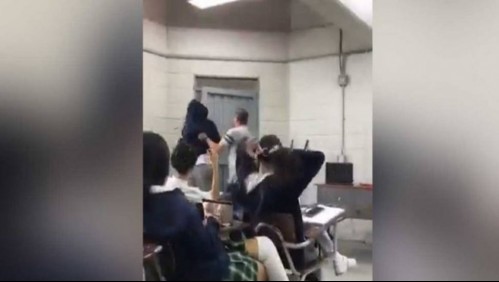 ¡A empujones! Profesor es captado en video cuando sacaba violentamente a estudiante del salón de clases