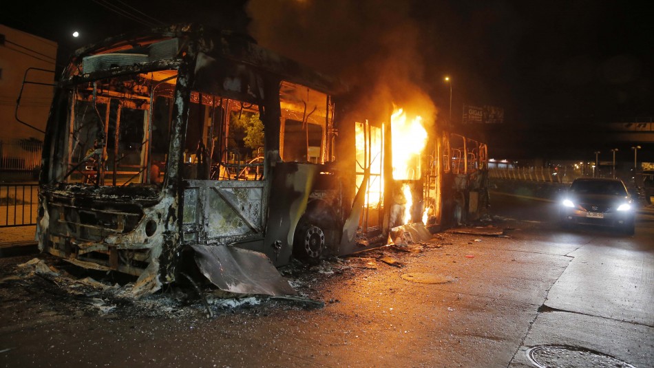 bus-quemado Incidentes en Plaza Italia: Bus del Transantiago termina quemado y una manifestante es atropellada por carabineros