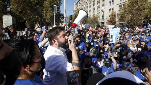 Con megáfono en mano: Presidente Boric charló con adherentes de marcha de comunidad del Trastorno del Espectro Autista