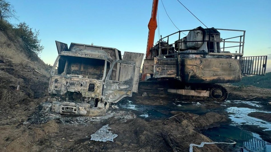 Encapuchados queman maquinaria y amenazan con armas a operarios en región de La Araucanía