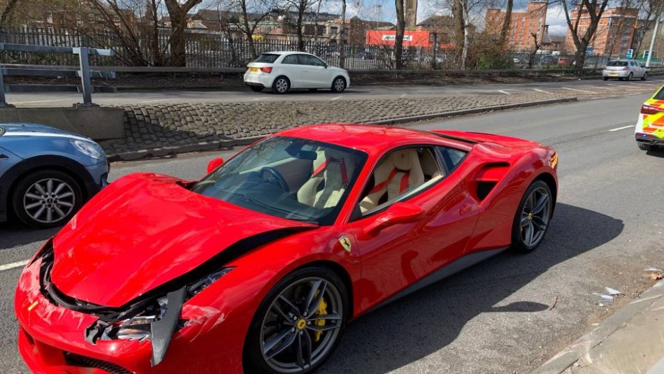 Compra un Ferrari y lo choca minutos después de sacarlo del concesionario: se estrelló contra un separador vial