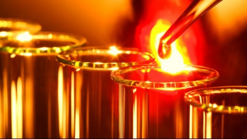 Terminó con graves quemaduras: profesora colocó antibacterial en la mano de un estudiante y le prendió fuego