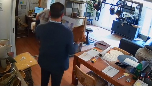 Video muestra a ladrón usando una 'caja mágica' para robar en una oficina