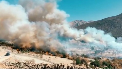 Alerta roja por incendio forestal cercano a viviendas en región de Coquimbo: Confirman al menos cinco casas afectadas
