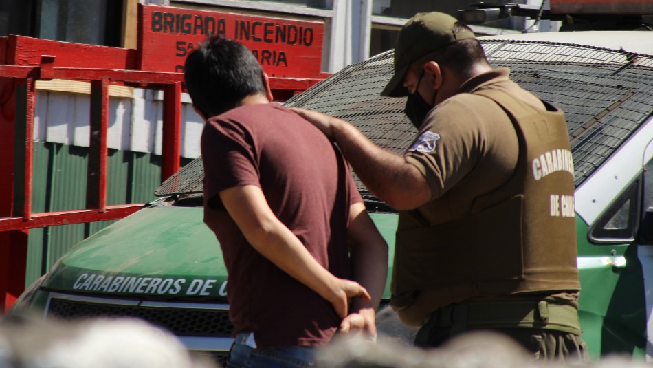 Delincuentes simularon estar esperando micro pero terminaron robando un auto que paró en una luz roja Delincuentes simularon estar esperando micro pero terminaron robando un auto que paró en una luz roja