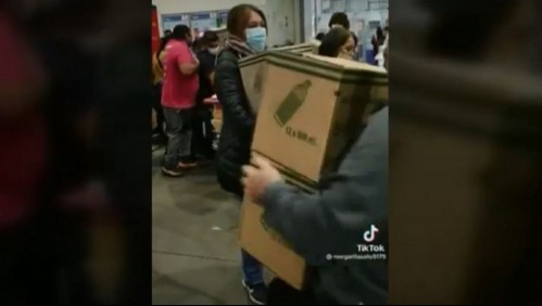 Video muestra a consumidores 'peleándose' por oferta de aceite en un supermercado