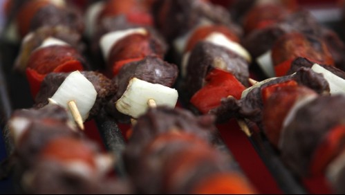 Seremi de Salud por denuncia de menor que tragó chip de perro en anticucho: 'No se ha recibido ninguna notificación'