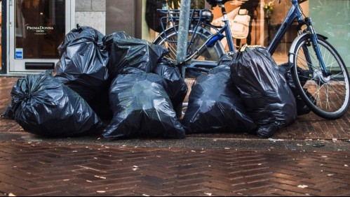 Recién nacida fue abandonada en una bolsa de basura y encontrada por un ciclista: Su madre arriesga 6 años de cárcel
