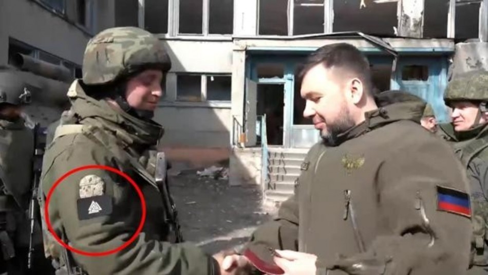 Soldado prorruso que portaba insignias neonazis fue condecorado por 