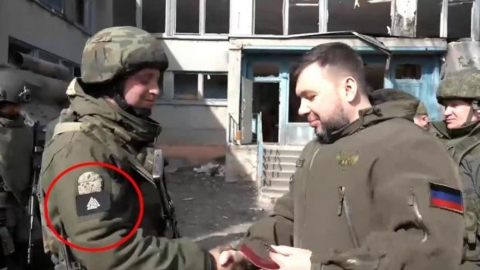 Soldado prorruso que portaba insignias neonazis fue condecorado por Soldado prorruso que portaba insignias neonazis fue condecorado por