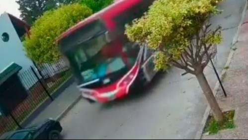 Niño de 12 años roba un bus fuera de servicio, lo maneja por 30 cuadras, choca con dos autos y lo abandona