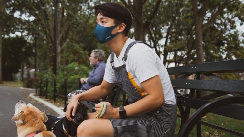 ¿Por qué los expertos recomiendan no mantener la mascarilla en la muñeca o antebrazo tras retirarla de la boca?