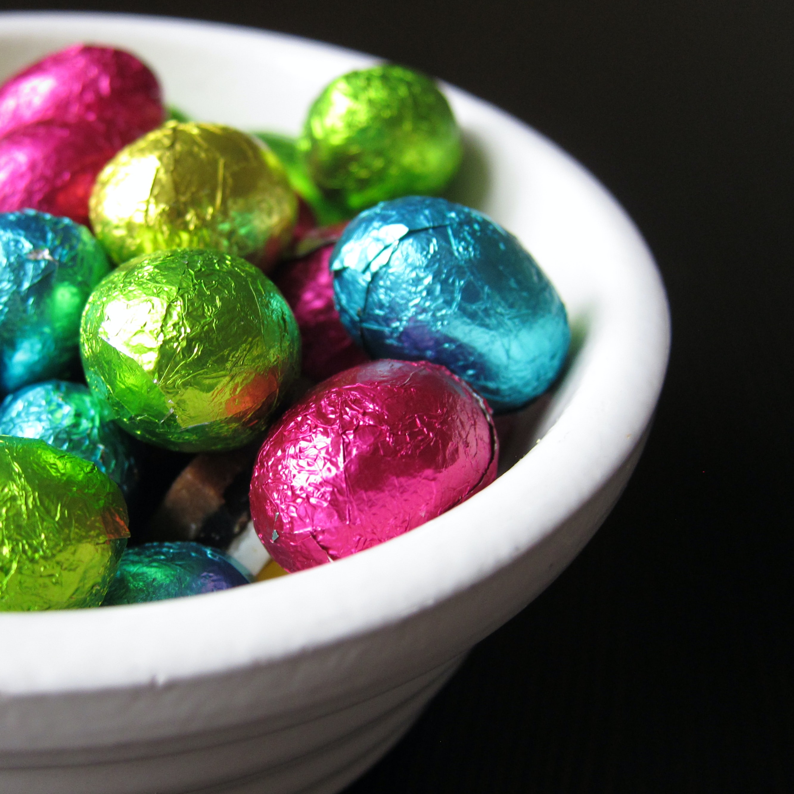 Plato con huevos de chocolates envueltos en papel aluminio de diferentes colores