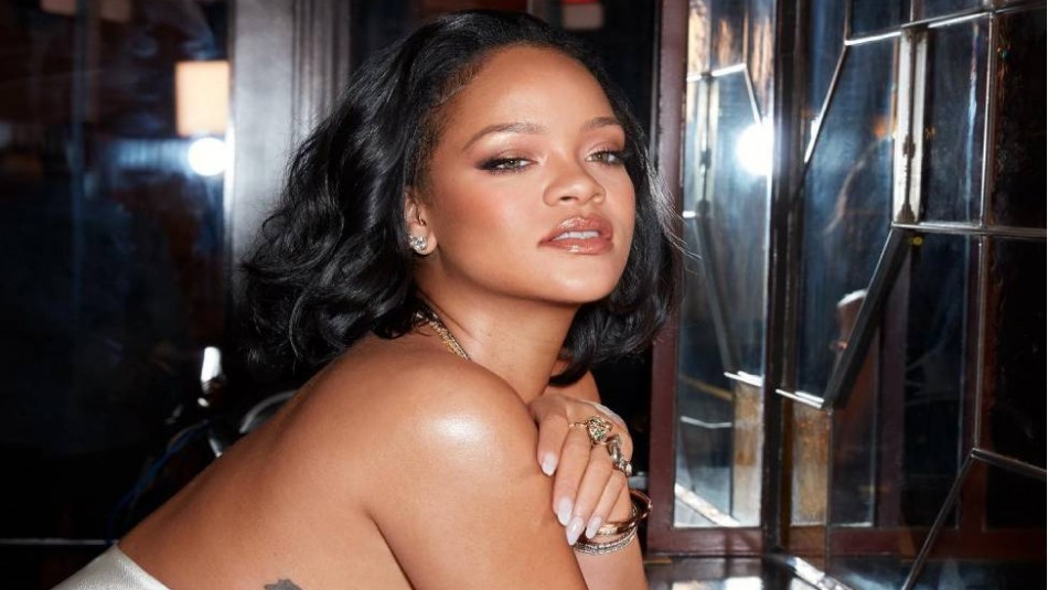 Rihanna embarazada posa para Vogue con malla roja, tacones y en una tina: Fan critican la sesión