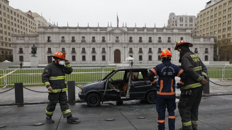 Auto explota en las cercanías del Palacio de La Moneda: Conductor se encuentra grave