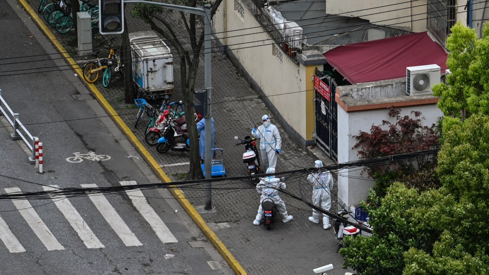 Los habitantes de Shanghái se enfrentan a la policía por las medidas anticovid Los habitantes de Shanghái se enfrentan a la policía por las medidas anticovid