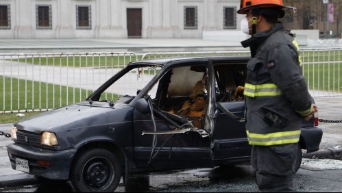 Video muestra el momento exacto en que un auto estalló en las cercanías del Palacio de La Moneda