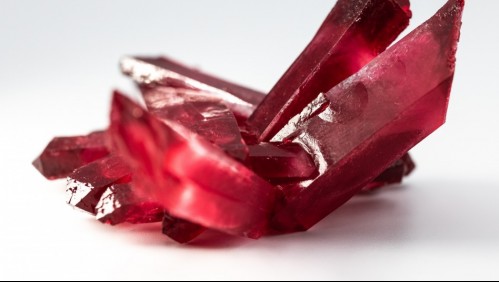 Un inusual rubí en bruto es expuesto para su subasta: Su precio podría llegar a los 120 millones de dólares