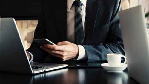 Expertos explican poca oferta laboral para adultos sobre 50 años: 'Empresas contratan capital intelectual más barato'