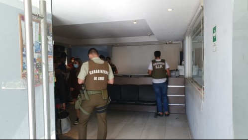 Fueron sorprendidos por menor de edad: Detienen a dos sujetos por entrar a robar a departamento en Santiago Centro