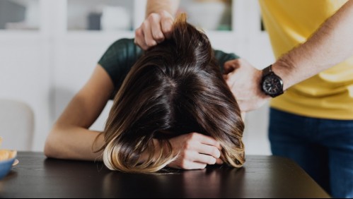 Niña de 6 años salvó a su madre mientras era golpeada por su pareja: Este fue el insólito castigo que recibió el agresor