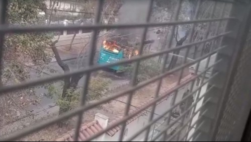 Videos captan bus del Transantiago completamente incendiado frente al INBA