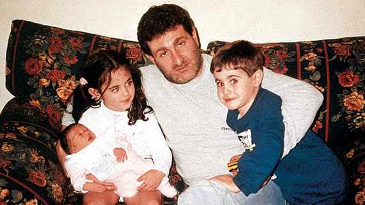 José Luis Cabezas con sus hijos.