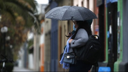 Lluvia en Santiago: Revisa cuánto podría llover entre el domingo y el lunes en la capital