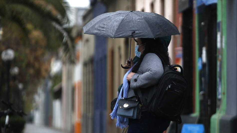Lluvia en Santiago: Revisa cuánto podría llover entre el domingo y el lunes en la capital