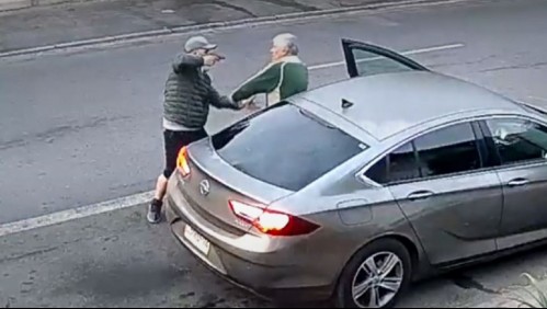 Adulto mayor repele 'portonazo' con un rastrillo y con la ayuda de su mujer en Estación Central